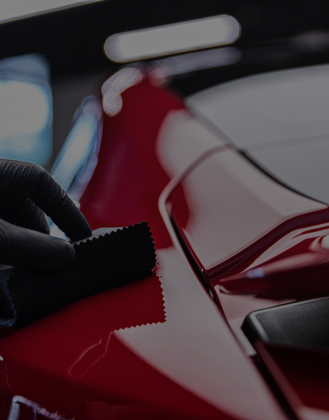 Keramische coating wordt aangebracht op rode autolak